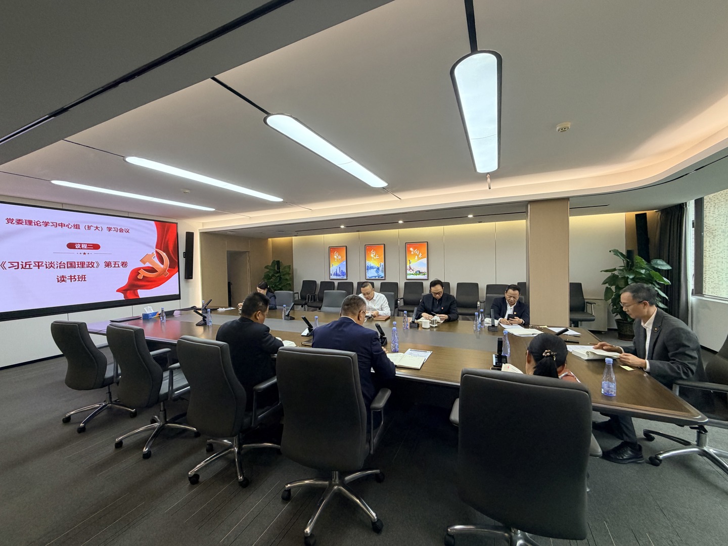 以学铸魂强党性 实干笃行促发展——轻出公司党委召开理论学习中心组（扩大）学习会暨《习近平谈治国理政》第五卷 读书班专题学习